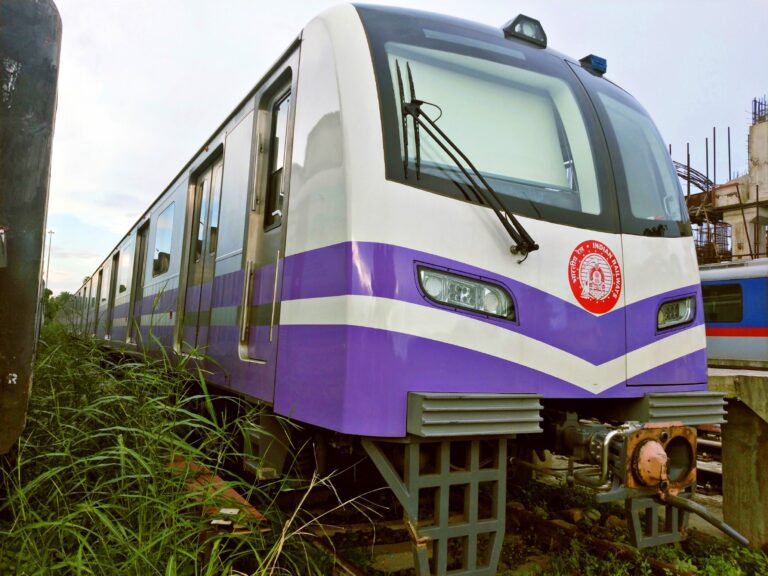 Kolkata Metro: अब बिना ड्राइवर के चलेगी कोलकाता मेट्रो, जानिए क्या है ये नई टेक्नोलॉजी का राज