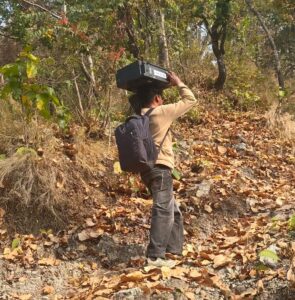 प्रधान की रविंद्र रावत की मांग पर 10–12 किमी खड़ी चढ़ाई पार कर बकोड़ा गांव पहुंचे आधार ऑपरेटर आदिल, सिर पर प्रिंटर लेकर लगाया सेवा कैंप WhatsApp Image 2026 03 07 at 9.20.32 PM e1772898750616